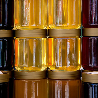 Ouvrir Le Pot De Verre De Miel Liquide Avec Nid D'abeilles À L'intérieur,  Coulant Le Miel De La Louche De Miel, Les Myrtilles Fraîches Et La Grappe  De Lavande Sèche Sur La